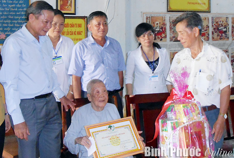 L&atilde;nh đạo tỉnh thăm, tặng qu&agrave; cho 361 cụ cao tuổi tr&ecirc;n địa b&agrave;n tỉnh