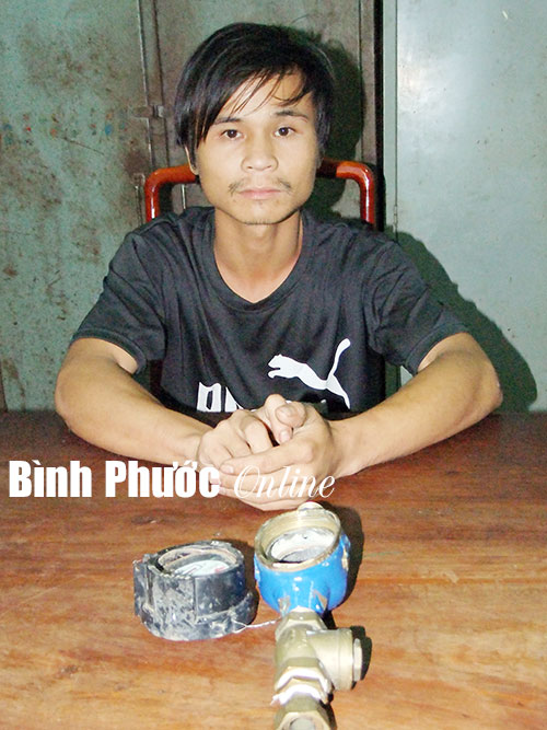Bắt &ldquo;chuy&ecirc;n gia&rdquo; trộm đồng hồ nước ở Đồng Xo&agrave;i