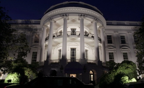 Một người leo rào, tiến đến tận cửa Nhà Trắng mà không bị ngăn chặn