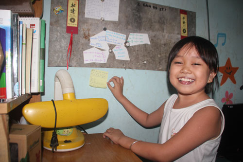 Cô bé nhiều tuổi