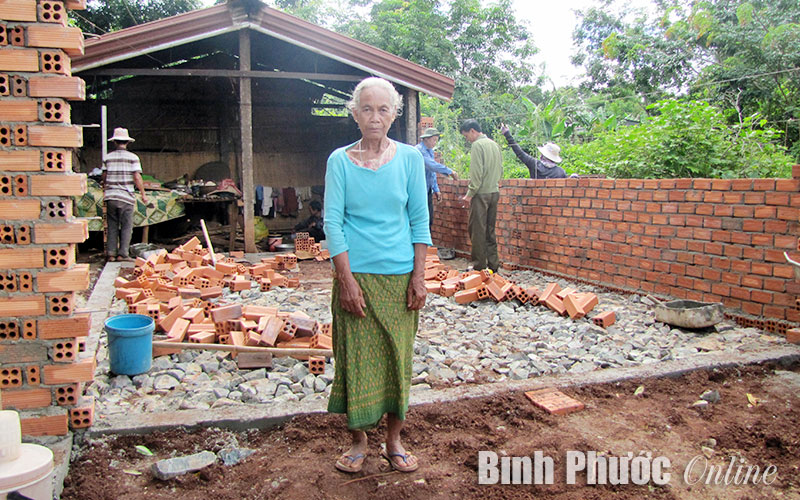 Th&ecirc;m 5 nh&agrave; t&igrave;nh thương tặng hộ ngh&egrave;o