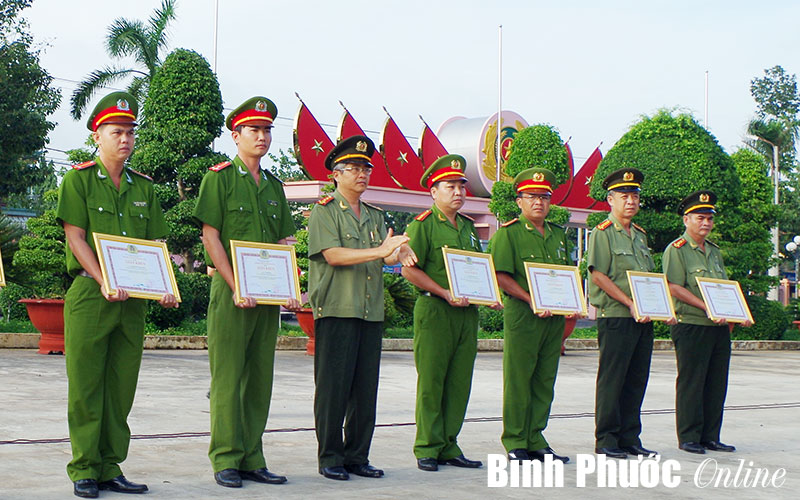 Nhiều c&aacute;n bộ, chiến sĩ C&ocirc;ng an tỉnh được khen thưởng đột xuất