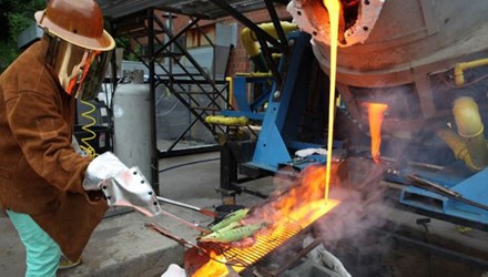 Độc đáo nướng thịt trên dung nham núi lửa