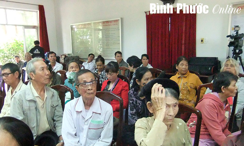 Phẫu thuật mắt và tặng quà cho bệnh nhân nghèo