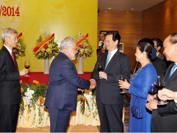 Chi&ecirc;u đ&atilde;i trọng thể c&aacute;c vị kh&aacute;ch quốc tế nh&acirc;n Quốc kh&aacute;nh