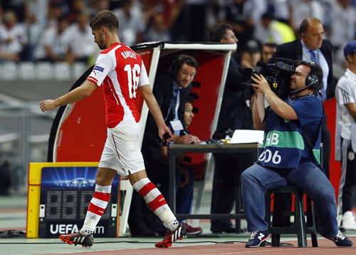 Wenger cay cú vì chiếc thẻ đỏ của Ramsey