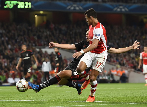 Sanchez khai hỏa, Arsenal vào vòng bảng Champions League