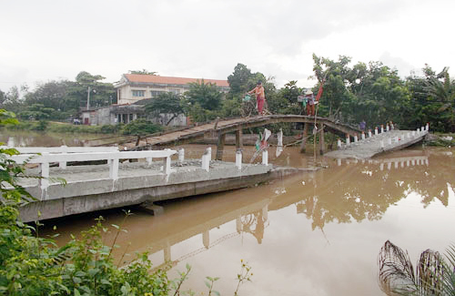 Cầu sắp xây xong sập lún chắn ngang sông