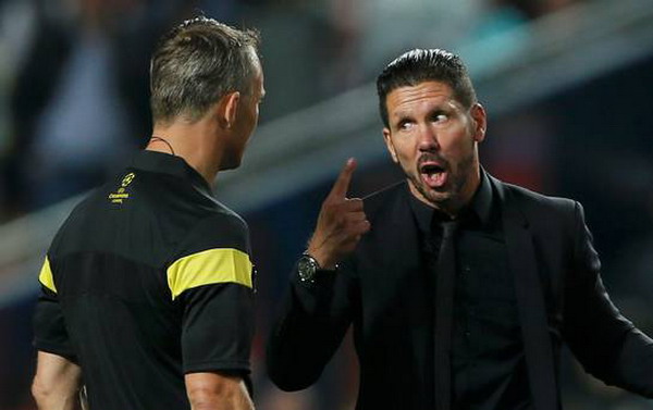 Xoa đầu trọng tài, HLV Simeone bị cấm chỉ đạo 8 trận