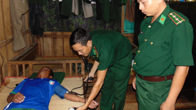 Cứu sống 4 ngư d&acirc;n Campuchia gặp nạn tr&ecirc;n biển