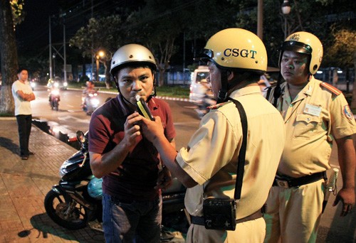 Người vi phạm phải trả chi ph&iacute; x&eacute;t nghiệm nồng độ cồn trong m&aacute;u