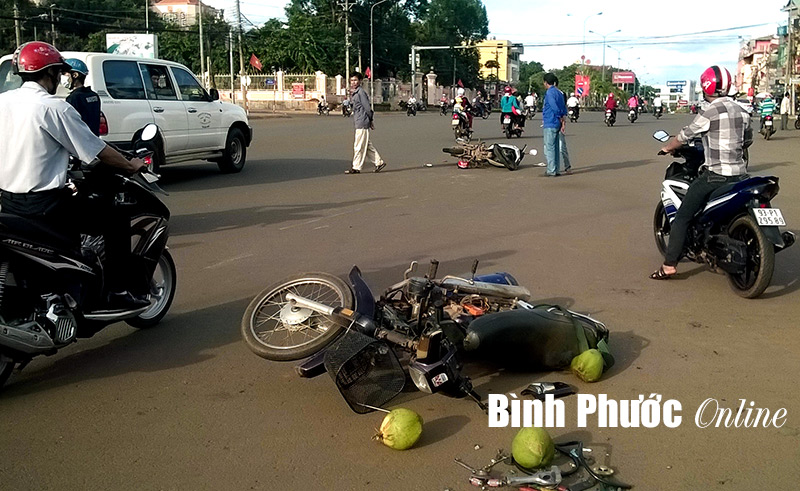 G&acirc;y tai nạn v&igrave; vượt đ&egrave;n đỏ