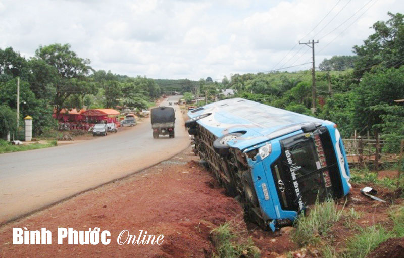 Khúc cua cầu 25 xã Nghĩa Trung thường xuyên xảy ra tai nạn