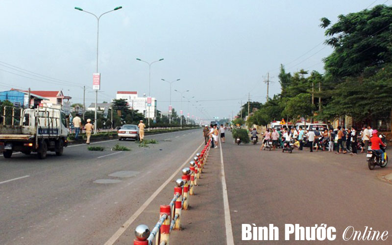 Một phụ nữ bị ô tô tông chết tại chỗ khi đi mua cơm cho chồng