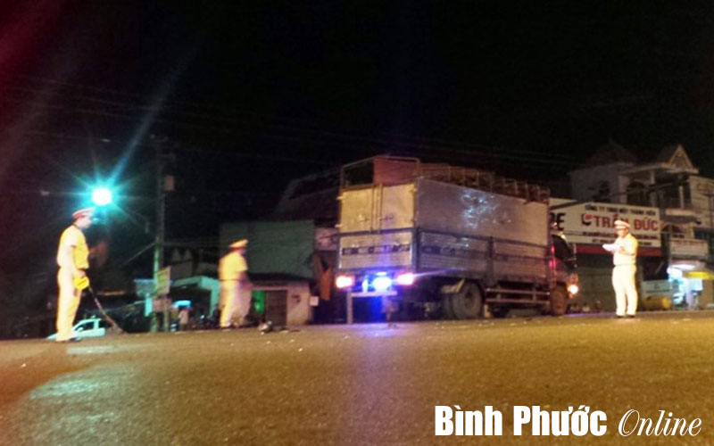 Xe tải t&ocirc;ng xe m&aacute;y tr&ecirc;n QL14, một người nguy kịch