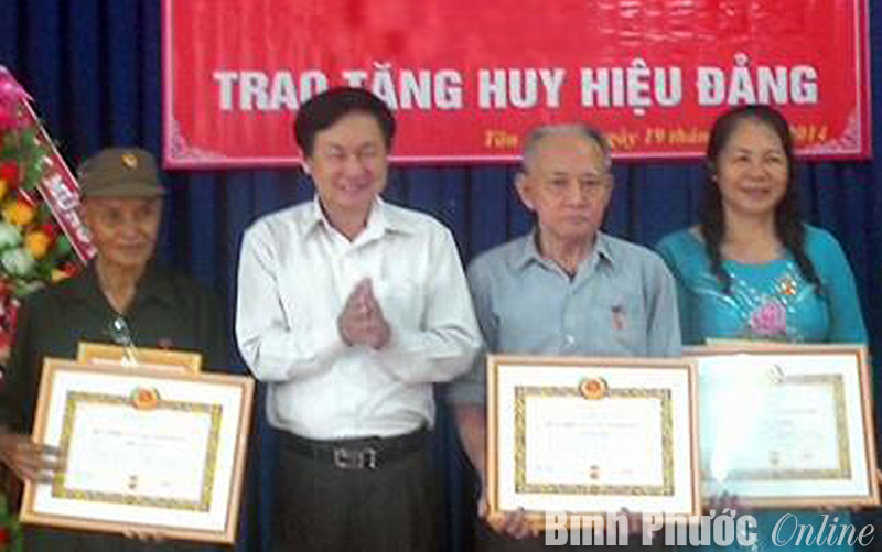 Trao tặng huy hiệu Đảng cho 4 đảng vi&ecirc;n