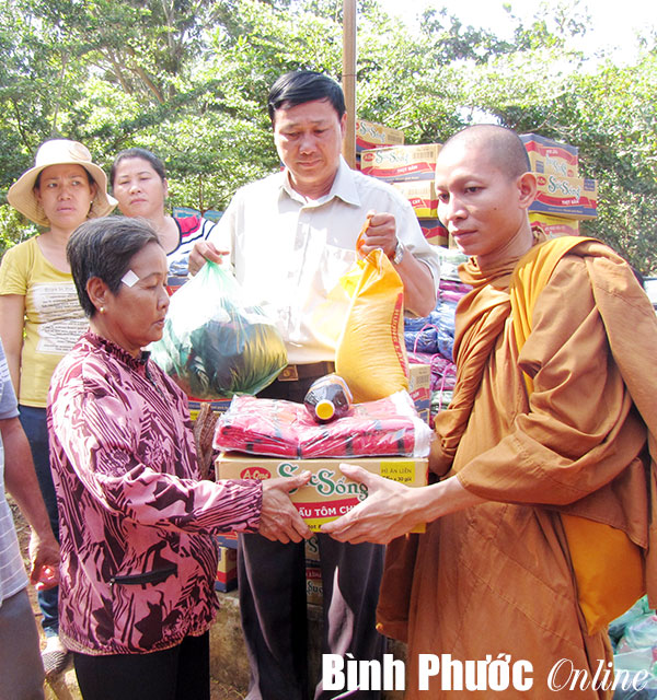 50 phần quà tặng đồng bào nghèo ấp Pa Pếch và Suối Nhung