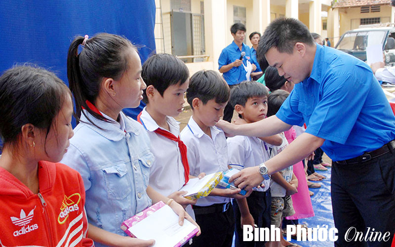 Vui hè cùng thiếu nhi vùng biên
