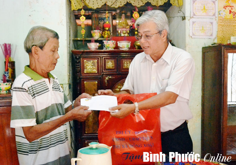 Kỷ ni&ecirc;̣m ngày thương binh li&ecirc;̣t sỹ: tặng qu&agrave; gia đ&igrave;nh ch&iacute;nh s&aacute;ch ở thị xã Đ&ocirc;̀ng Xoài