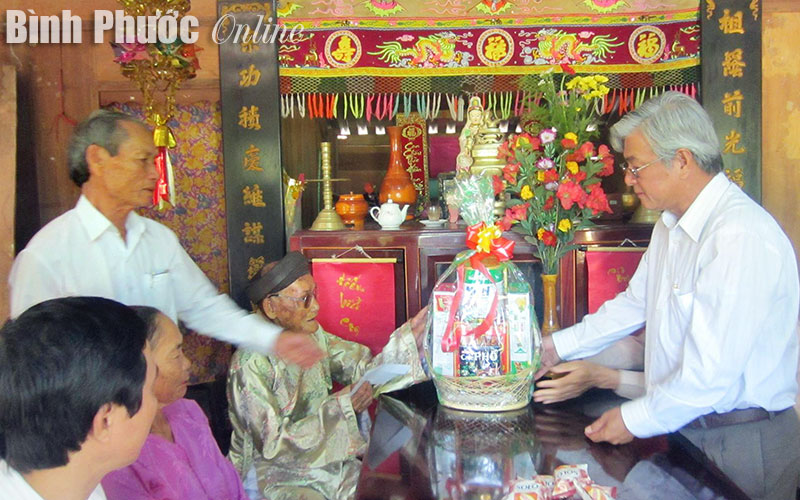 L&atilde;nh đạo thị x&atilde; Đồng Xo&agrave;i thăm v&agrave; tặng qu&agrave; 2 cụ tr&ecirc;n 100 tuổi