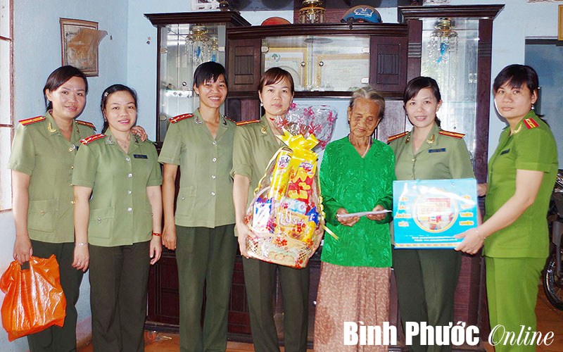 Tặng quà gia đình thương binh - liệt sĩ công an