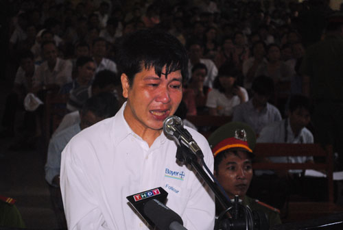 Thầy gi&aacute;o tạt ax&iacute;t đồng nghiệp bật kh&oacute;c tại t&ograve;a