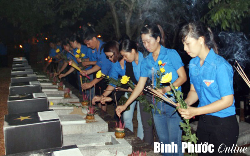 Hơn 500 ĐVTN d&acirc;ng hương tri &acirc;n c&aacute;c anh h&ugrave;ng liệt sĩ