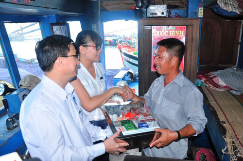 Thầy thuốc trẻ c&ugrave;ng ngư d&acirc;n b&aacute;m biển