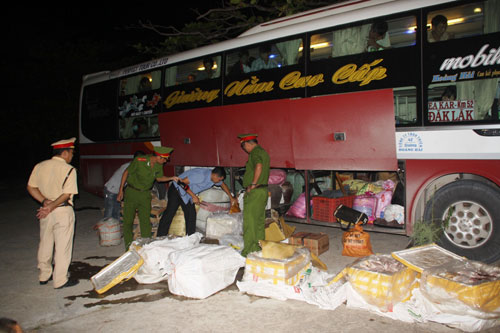 Xe kh&aacute;ch giường nằm chở gần 500 kg thịt thối