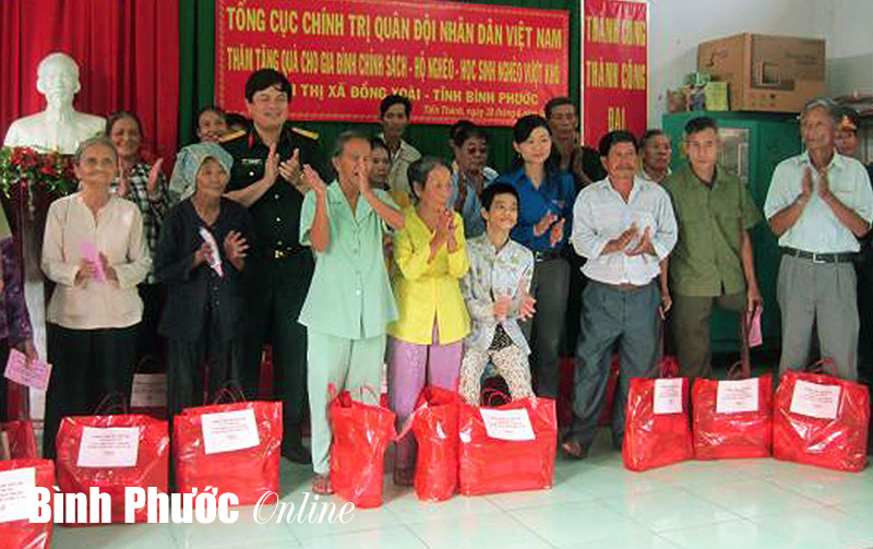 Thượng tướng Ng&ocirc; Xu&acirc;n Lịch tặng qu&agrave; gia đ&igrave;nh ch&iacute;nh s&aacute;ch, hộ ngh&egrave;o