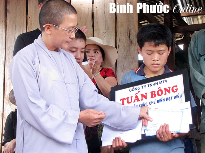 Trao 46 triệu đồng cho chị Trương Lục Muối