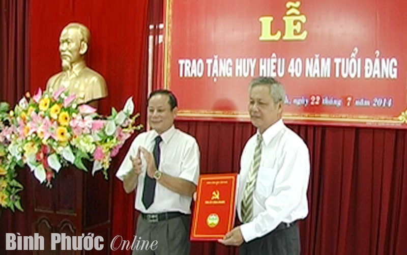 Trao Huy hiệu 40 năm tuổi Đảng cho đồng ch&iacute; Nguyễn Văn T&iacute;nh