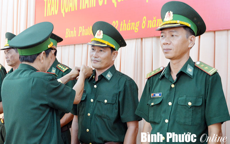 8 sĩ quan bi&ecirc;n ph&ograve;ng B&igrave;nh Phước được thăng qu&acirc;n h&agrave;m cao cấp