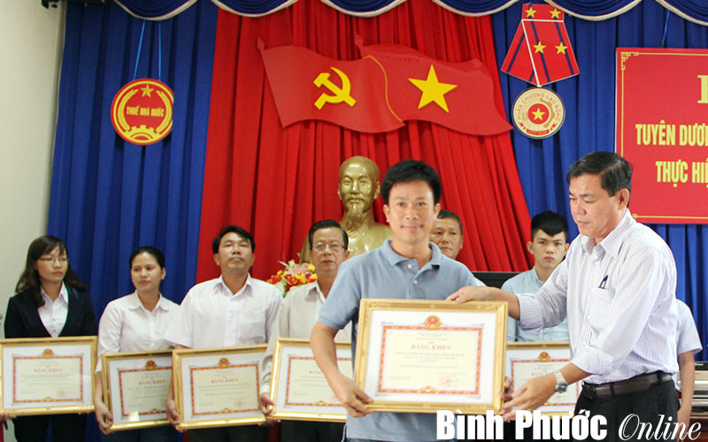 Tuy&ecirc;n dương 126 doanh nghiệp, doanh nh&acirc;n thực hiện tốt nghĩa vụ nộp thuế