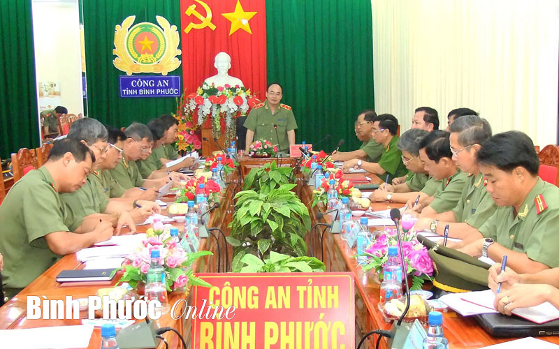 Trung tướng B&ugrave;i Quang Bền thăm v&agrave; l&agrave;m việc tại C&ocirc;ng an tỉnh