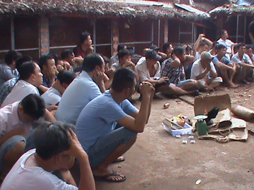 Đột k&iacute;ch trường g&agrave;, bắt giữ 47 người