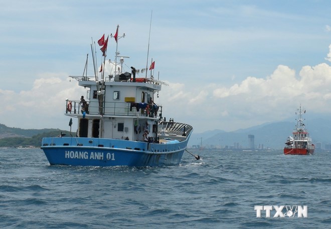 Cứu nạn tàu cá đang trôi dạt trên biển cùng 32 ngư dân