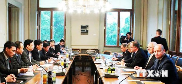 Đo&agrave;n đại biểu Quốc hội Việt Nam thăm v&agrave; l&agrave;m việc tại &Aacute;o