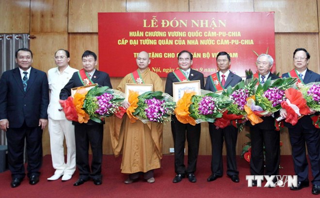 Đ&oacute;n nhận Hu&acirc;n chương do Vương quốc Campuchia trao tặng