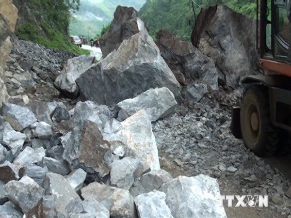 Sạt lở đất làm 6 người chết và một người bị thương