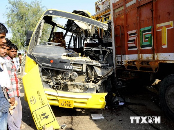 Tàu hỏa đâm xe buýt chở học sinh, 20 em thiệt mạng