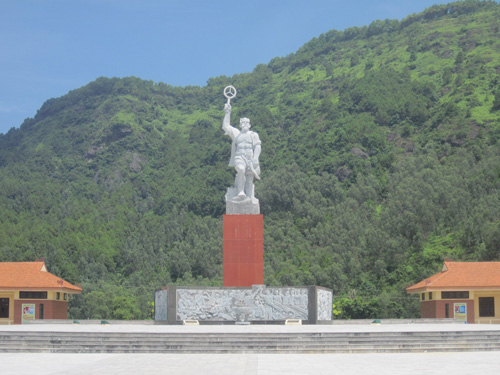 Tượng đài tôn vinh ai?