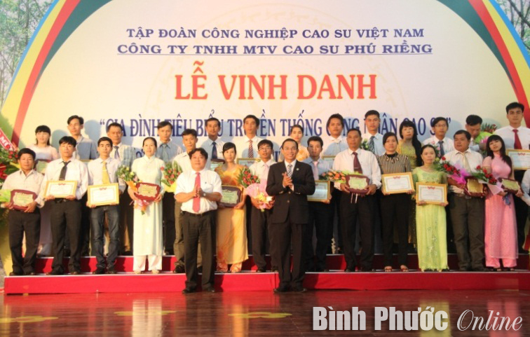 C&ocirc;ng ty Cao su Ph&uacute; Riềng vinh danh 28 gia đ&igrave;nh c&ocirc;ng nh&acirc;n ti&ecirc;u biểu