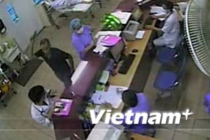 Bắt khẩn cấp đối tượng h&agrave;nh hung y b&aacute;c sỹ Bệnh viện Bạch Mai