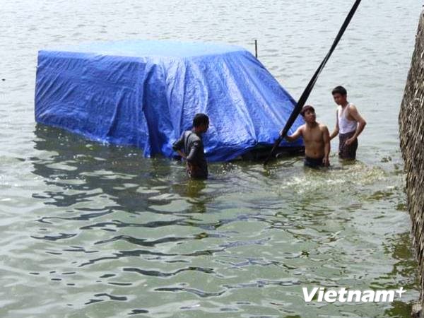 Xe chuyển ph&aacute;t nhanh của Viettel lật nh&agrave;o lao xuống Hồ T&acirc;y