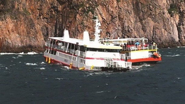 Tàu du lịch Hàn Quốc va đá ngầm, 109 người được cứu