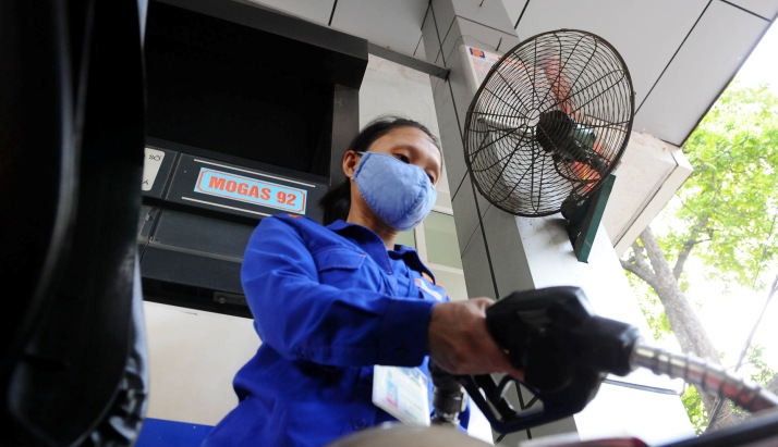 Xăng bất ngờ tăng giá 410 đồng/lít