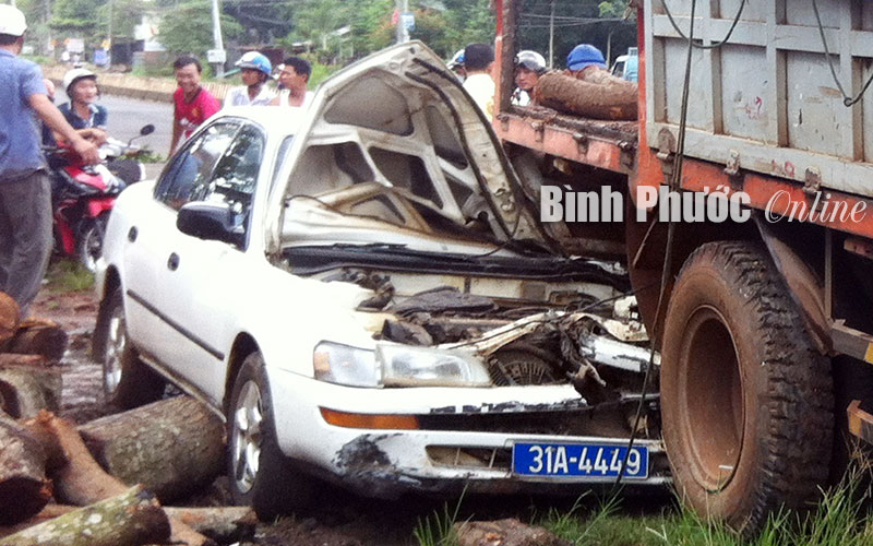 Xe 4 ch&ocirc;̃ bi&ecirc;̉n xanh nát đ&acirc;̀u, m&ocirc;̣t người bị thương r&acirc;́t nặng