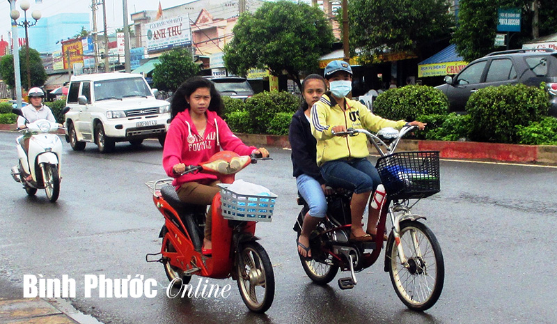 Xử l&yacute; nghi&ecirc;m người đi xe đạp điện, xe m&aacute;y điện kh&ocirc;ng đội mũ bảo hiểm