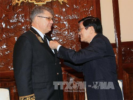 Chủ tịch nước trao Hu&acirc;n chương Hữu nghị tặng Đại sứ LB Nga